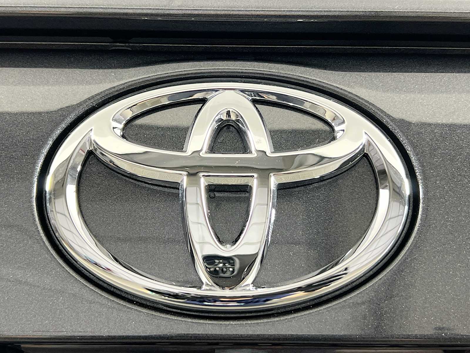 2025 Toyota RAV4 LE - Photo 18