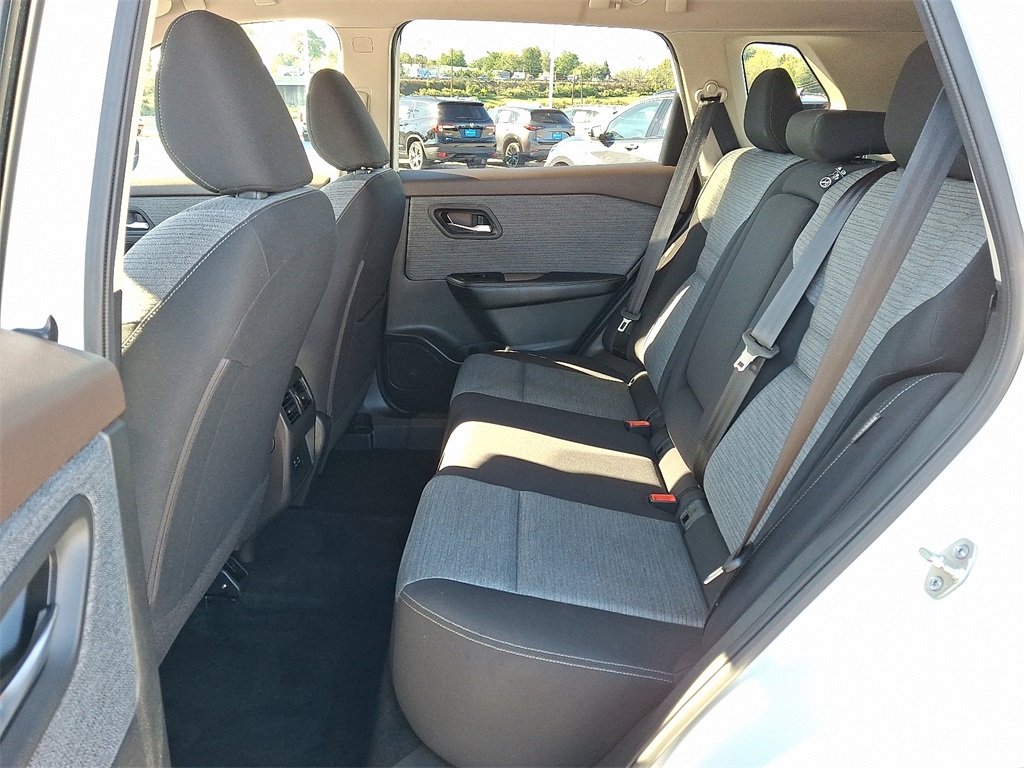 2023 Nissan Rogue SV - Photo 11