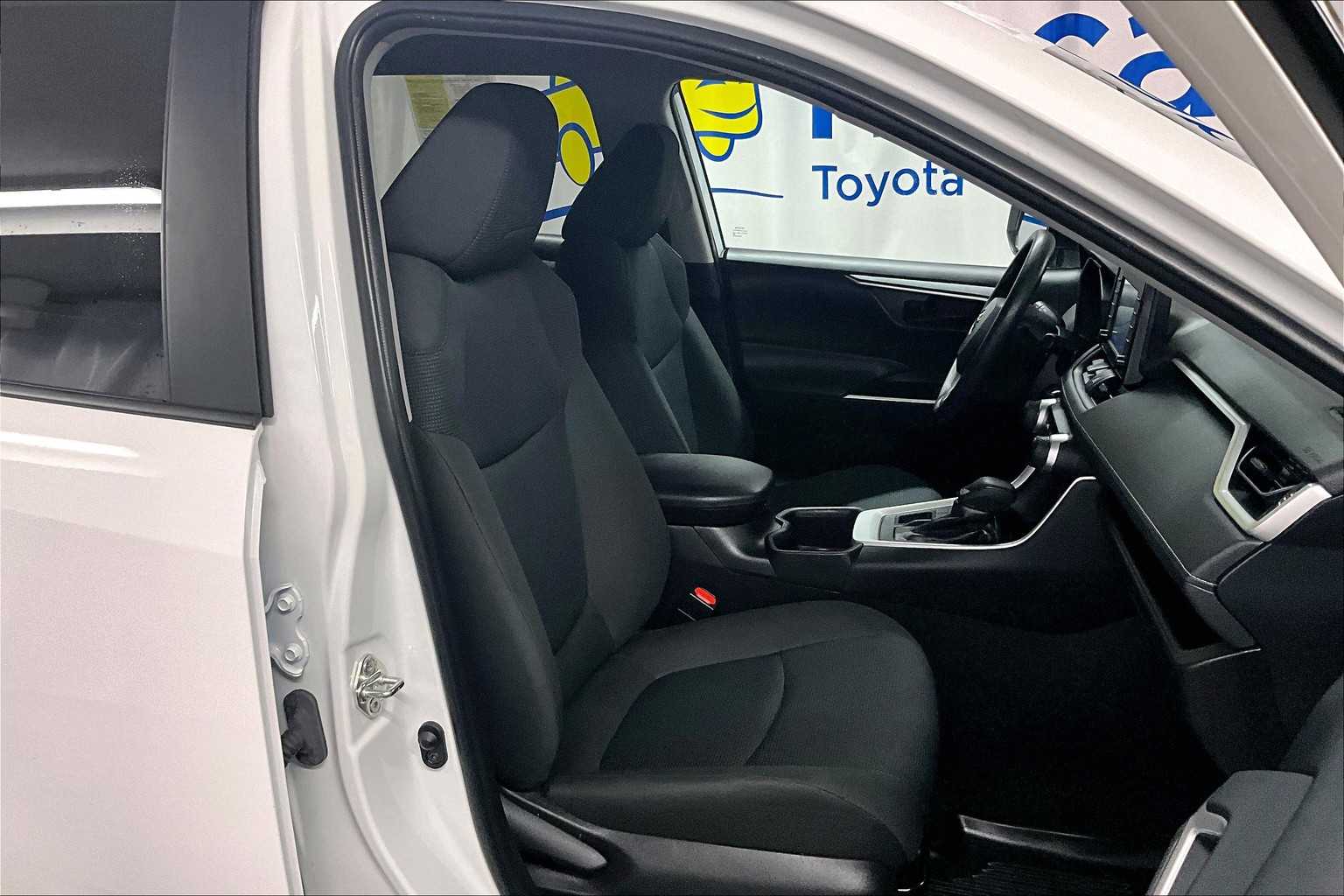 2022 Toyota RAV4 LE - Photo 11