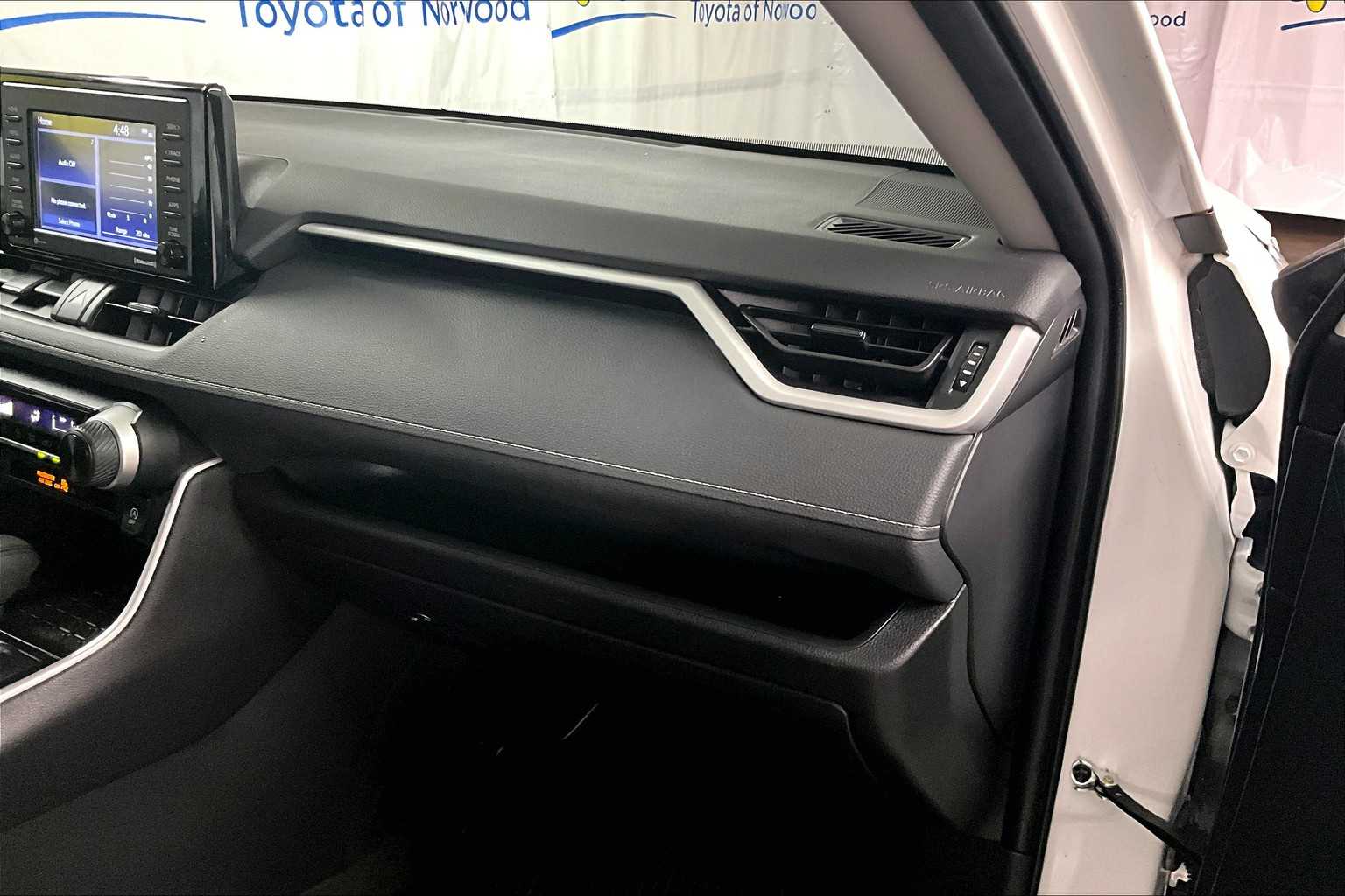 2022 Toyota RAV4 LE - Photo 13