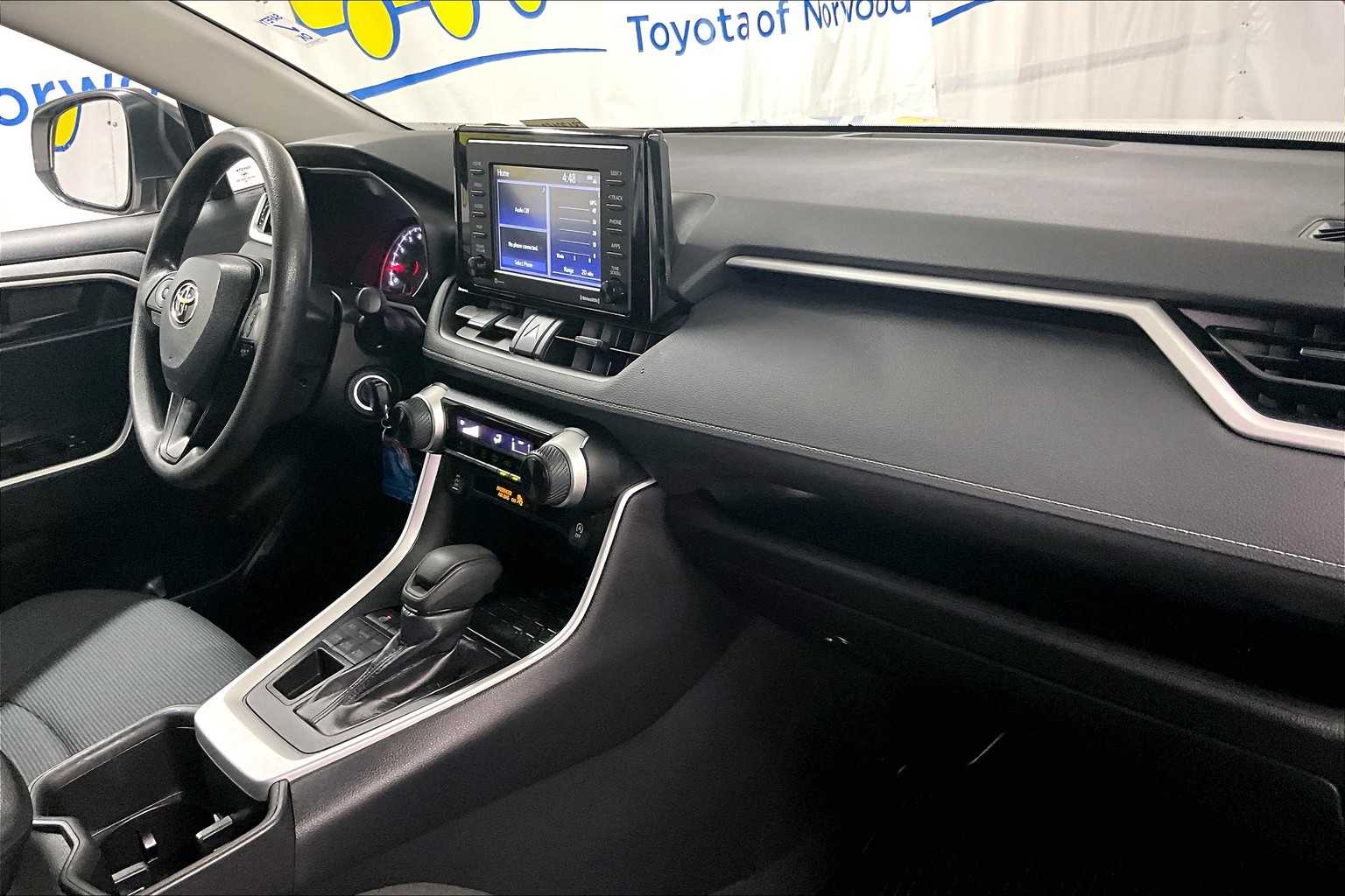 2022 Toyota RAV4 LE - Photo 14