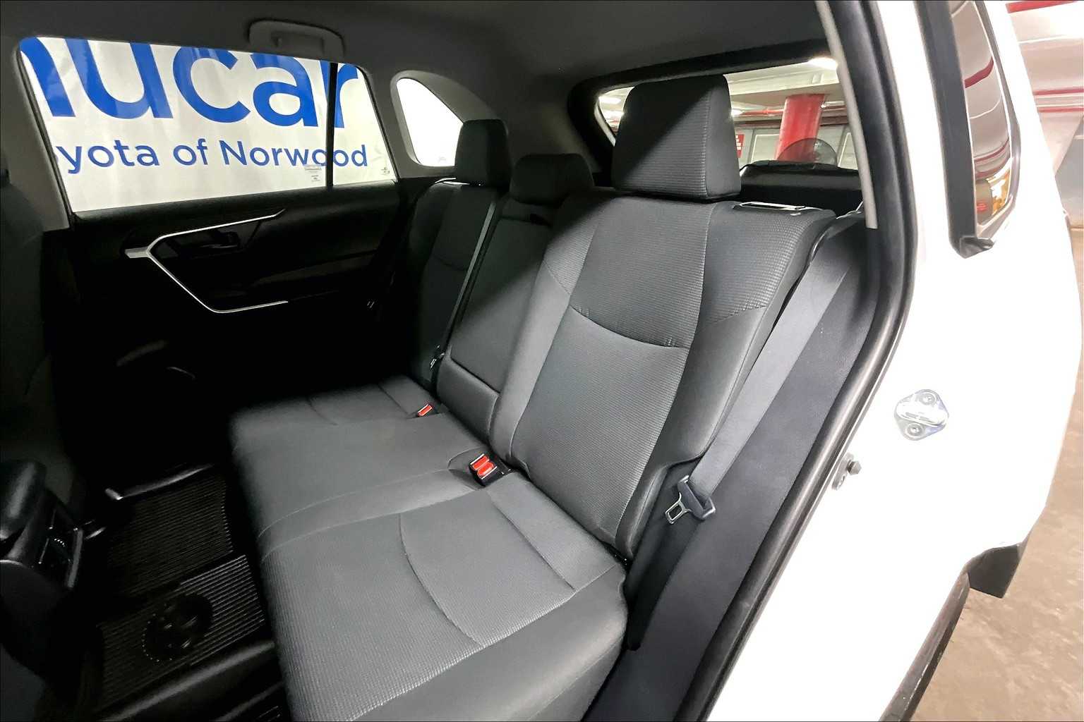 2022 Toyota RAV4 LE - Photo 15