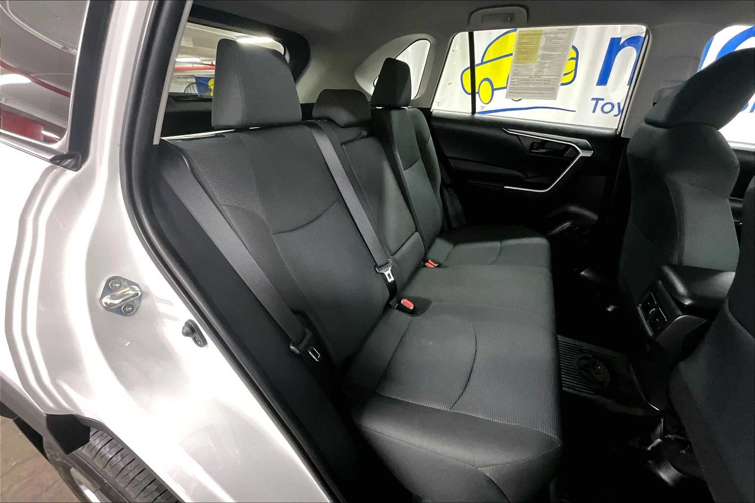 2022 Toyota RAV4 LE - Photo 16