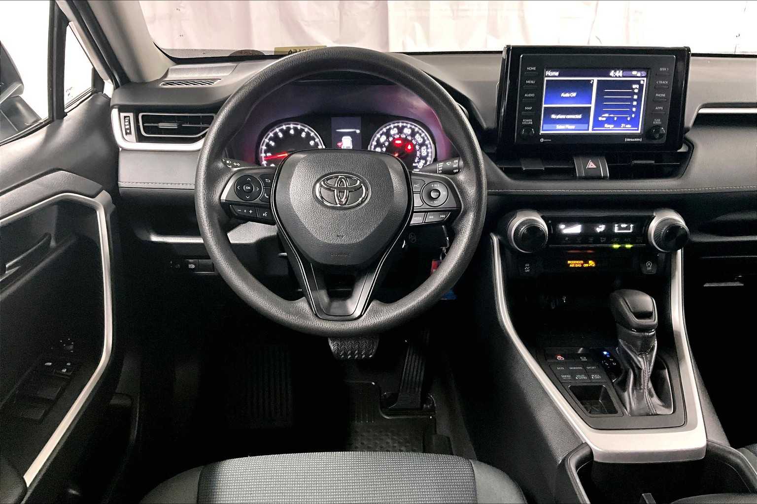 2022 Toyota RAV4 LE - Photo 17
