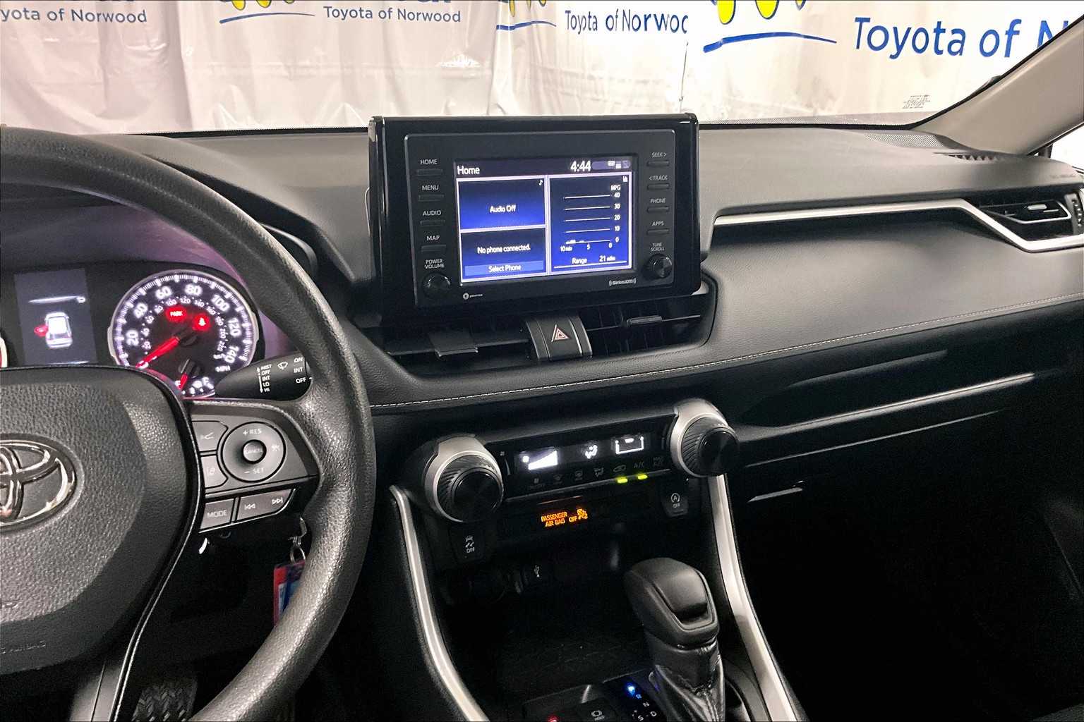 2022 Toyota RAV4 LE - Photo 18