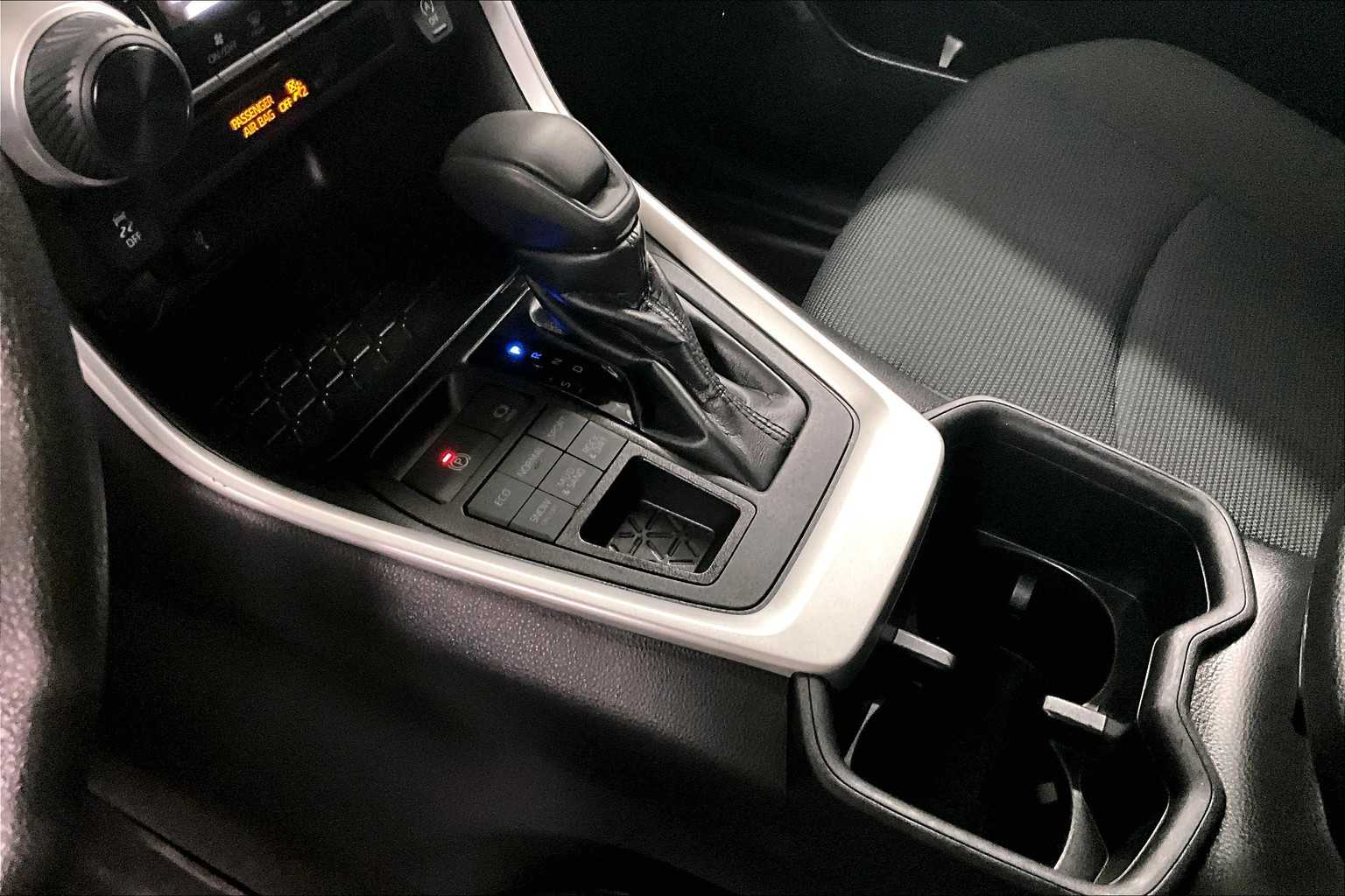 2022 Toyota RAV4 LE - Photo 20
