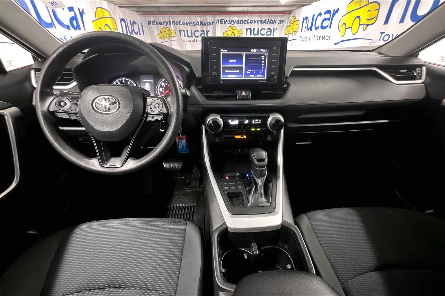 2022 Toyota RAV4 LE - Photo 21