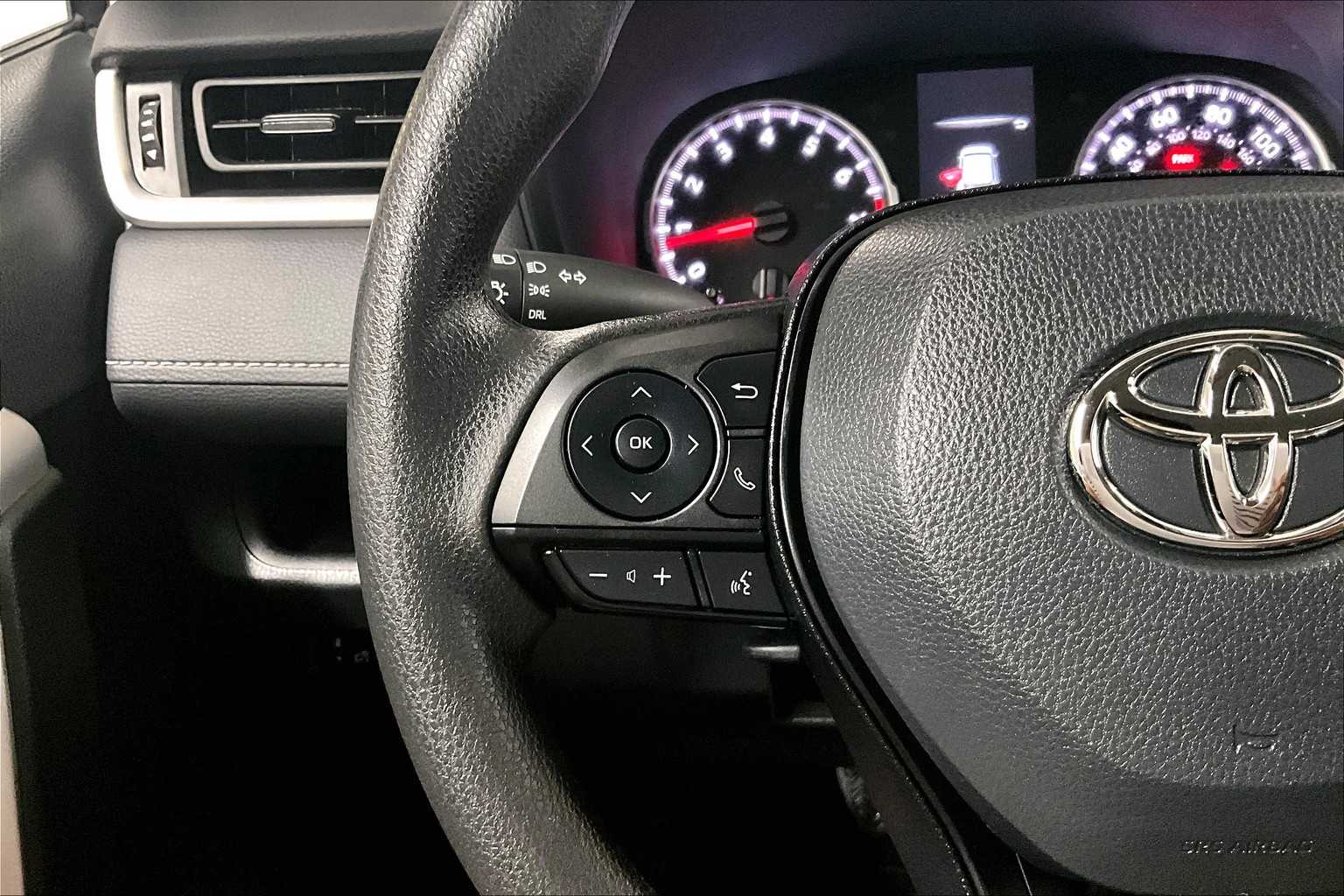 2022 Toyota RAV4 LE - Photo 22