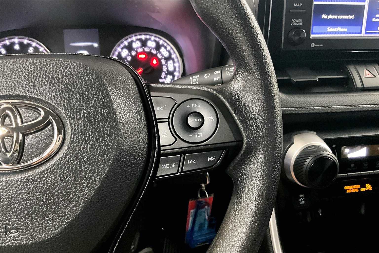2022 Toyota RAV4 LE - Photo 23