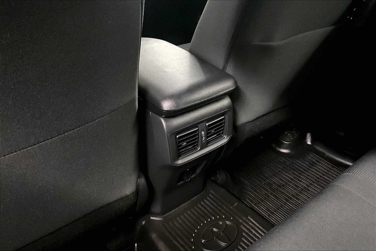 2022 Toyota RAV4 LE - Photo 27