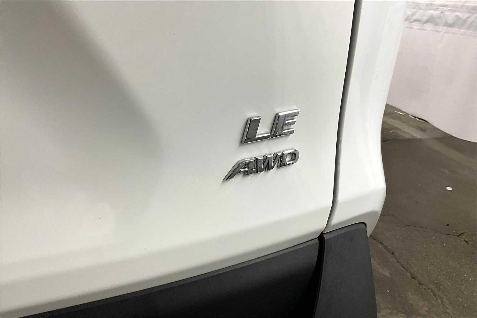 2022 Toyota RAV4 LE - Photo 28
