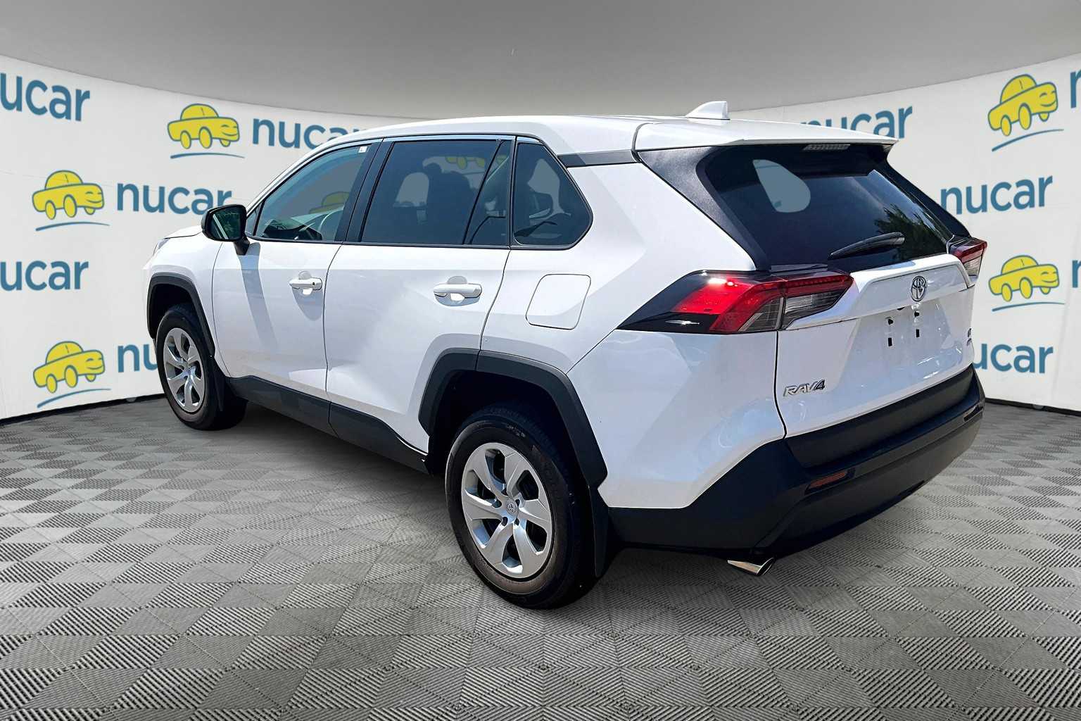 2022 Toyota RAV4 LE - Photo 3