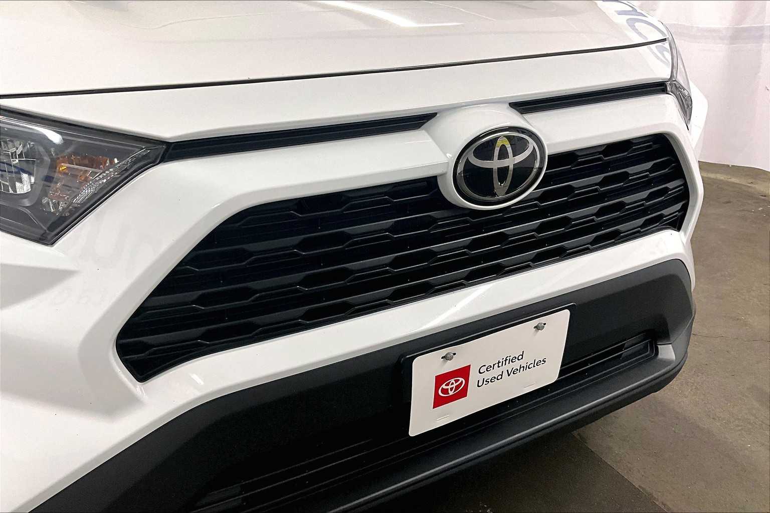 2022 Toyota RAV4 LE - Photo 31