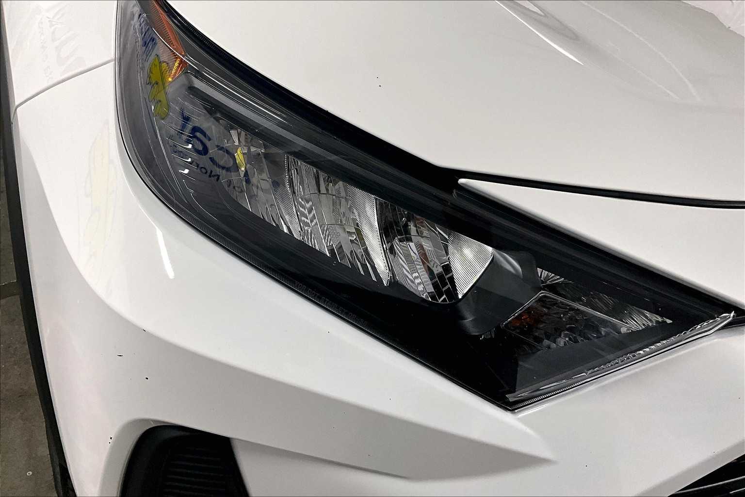 2022 Toyota RAV4 LE - Photo 32