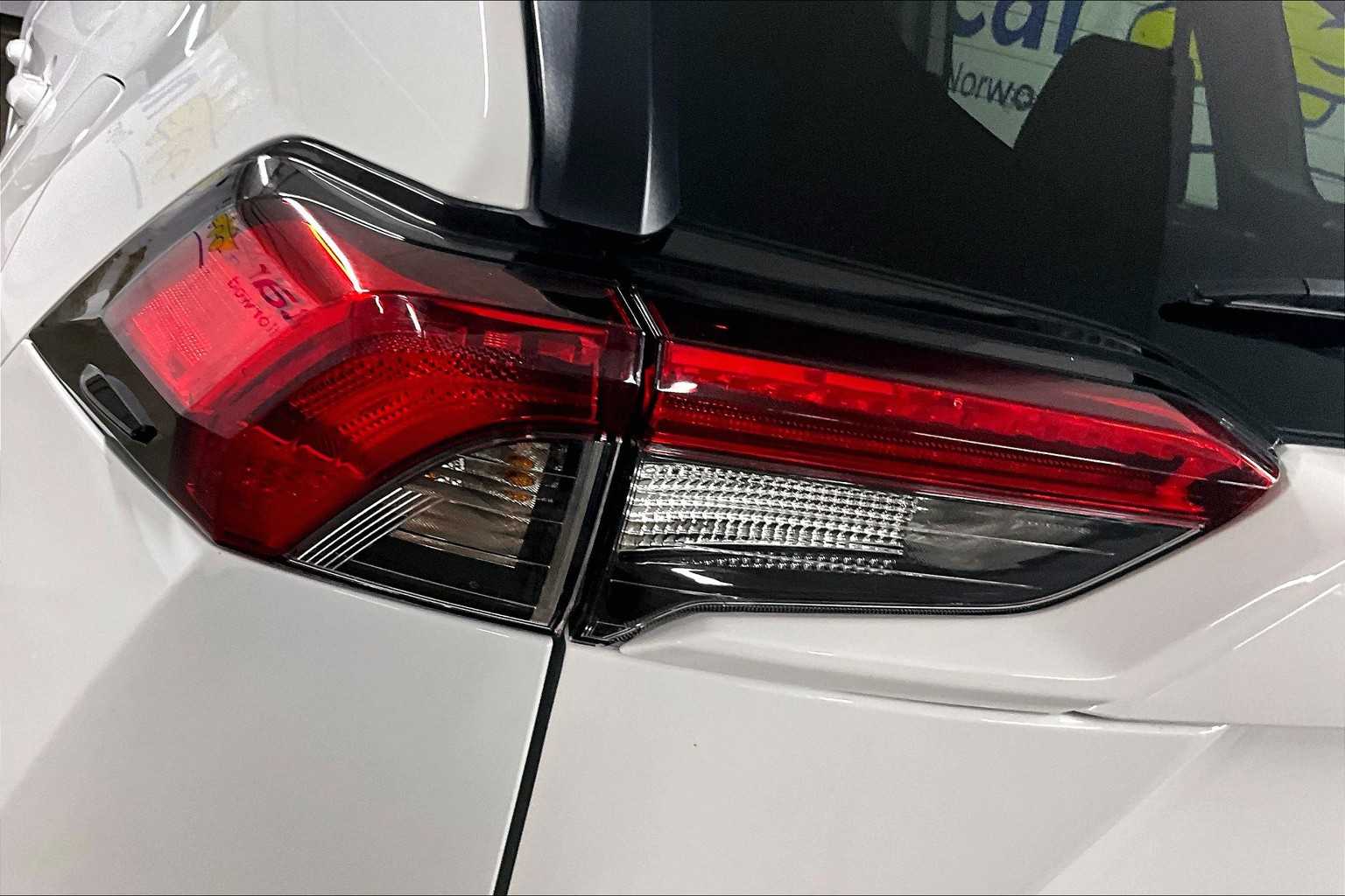 2022 Toyota RAV4 LE - Photo 33