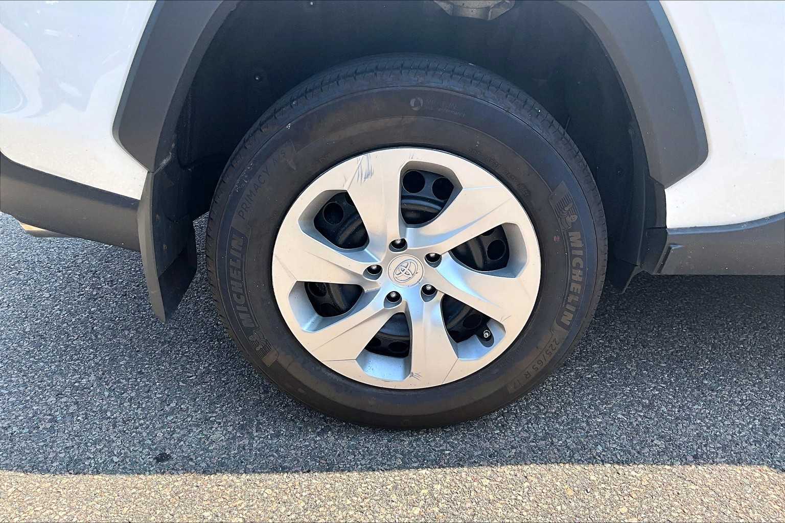 2022 Toyota RAV4 LE - Photo 4