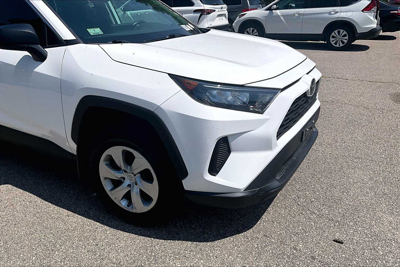2022 Toyota RAV4 LE - Photo 5