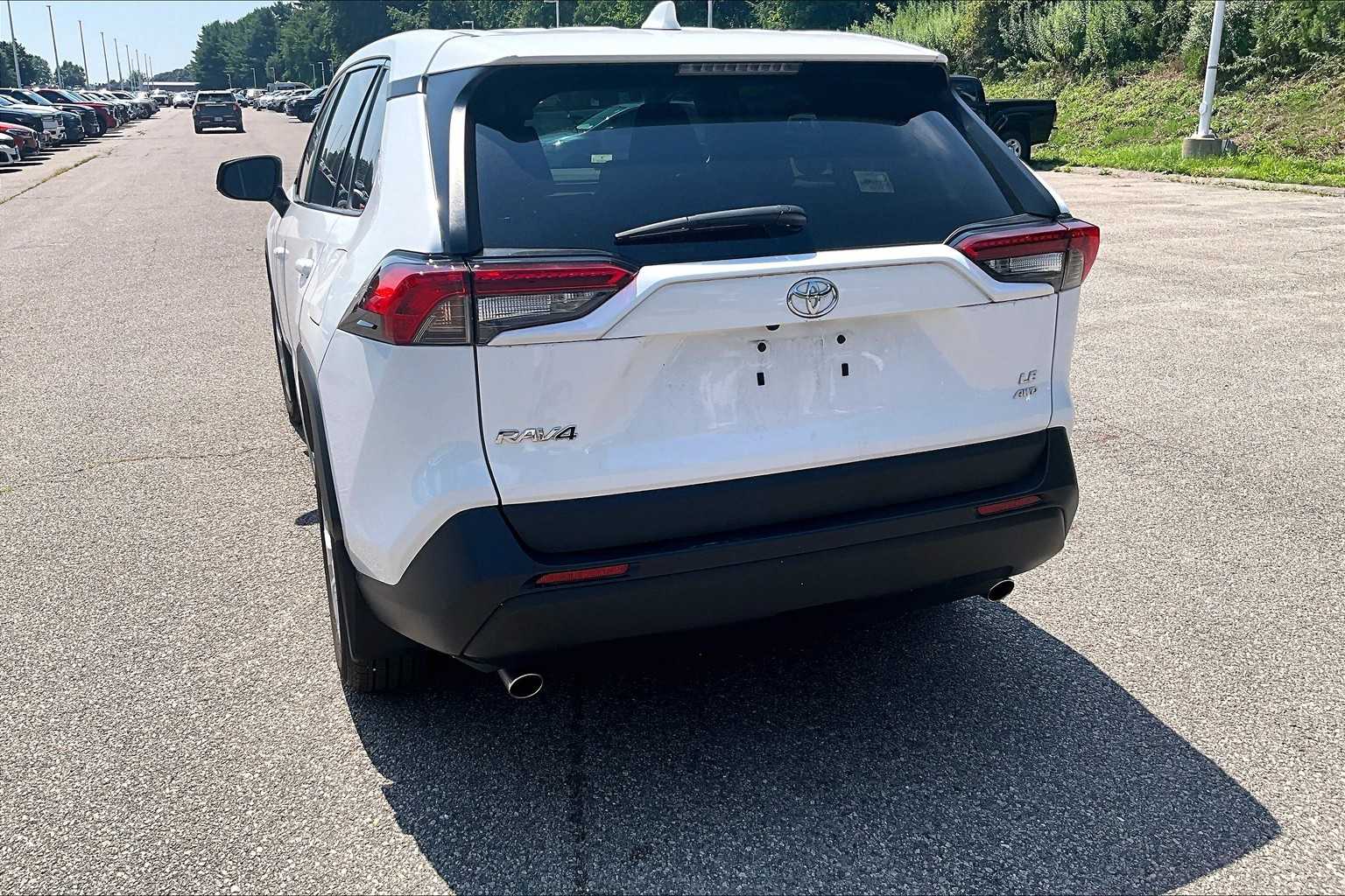 2022 Toyota RAV4 LE - Photo 7