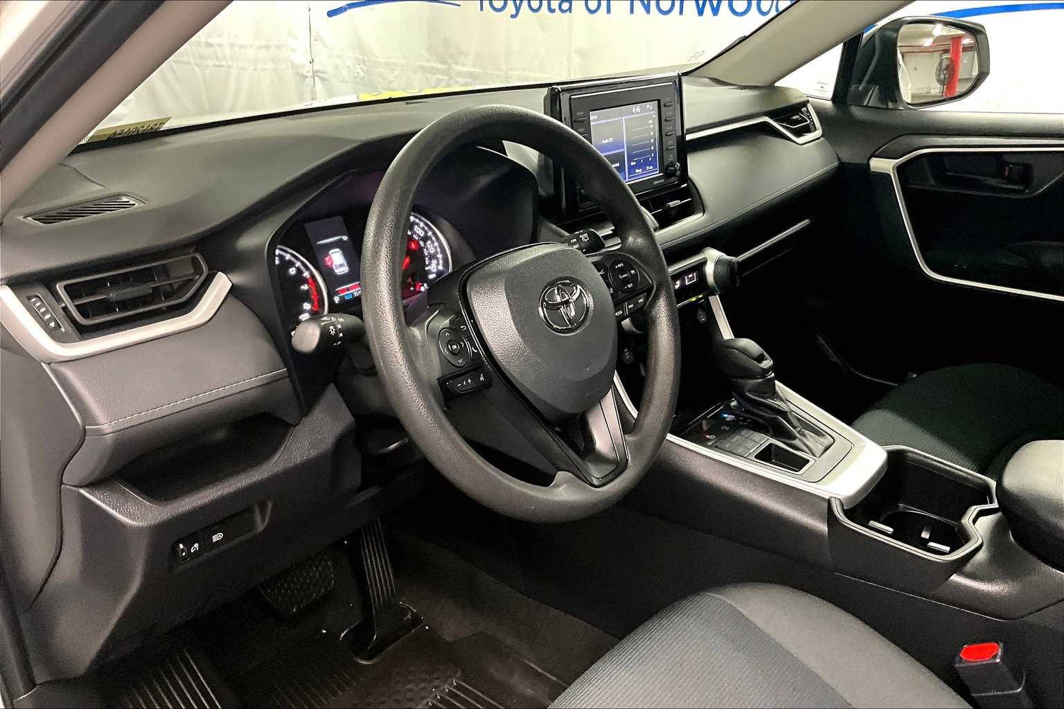 2022 Toyota RAV4 LE - Photo 8