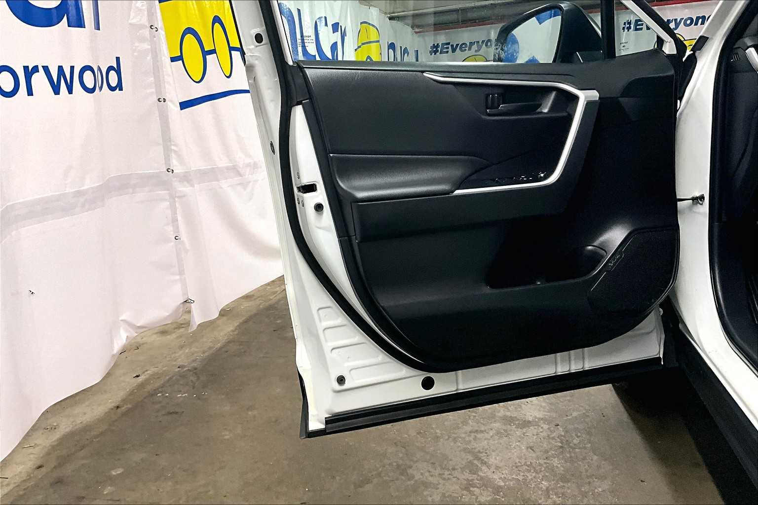 2022 Toyota RAV4 LE - Photo 9