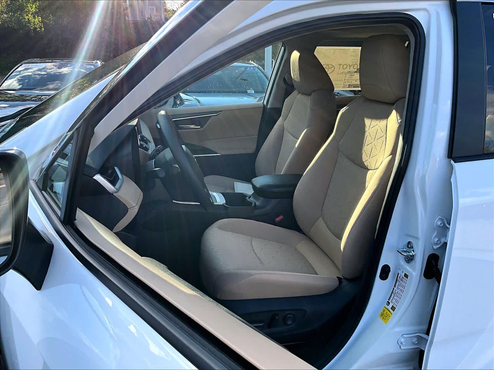 2025 Toyota RAV4 XLE - Photo 11