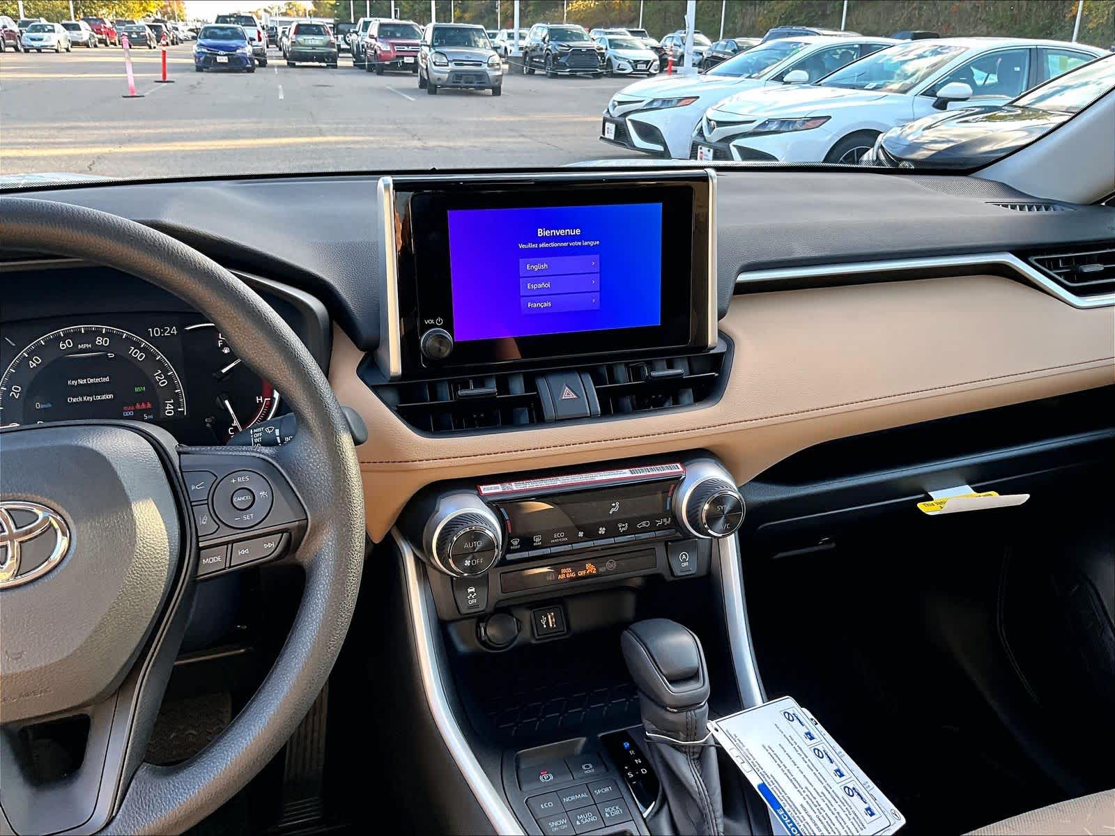 2025 Toyota RAV4 XLE - Photo 13