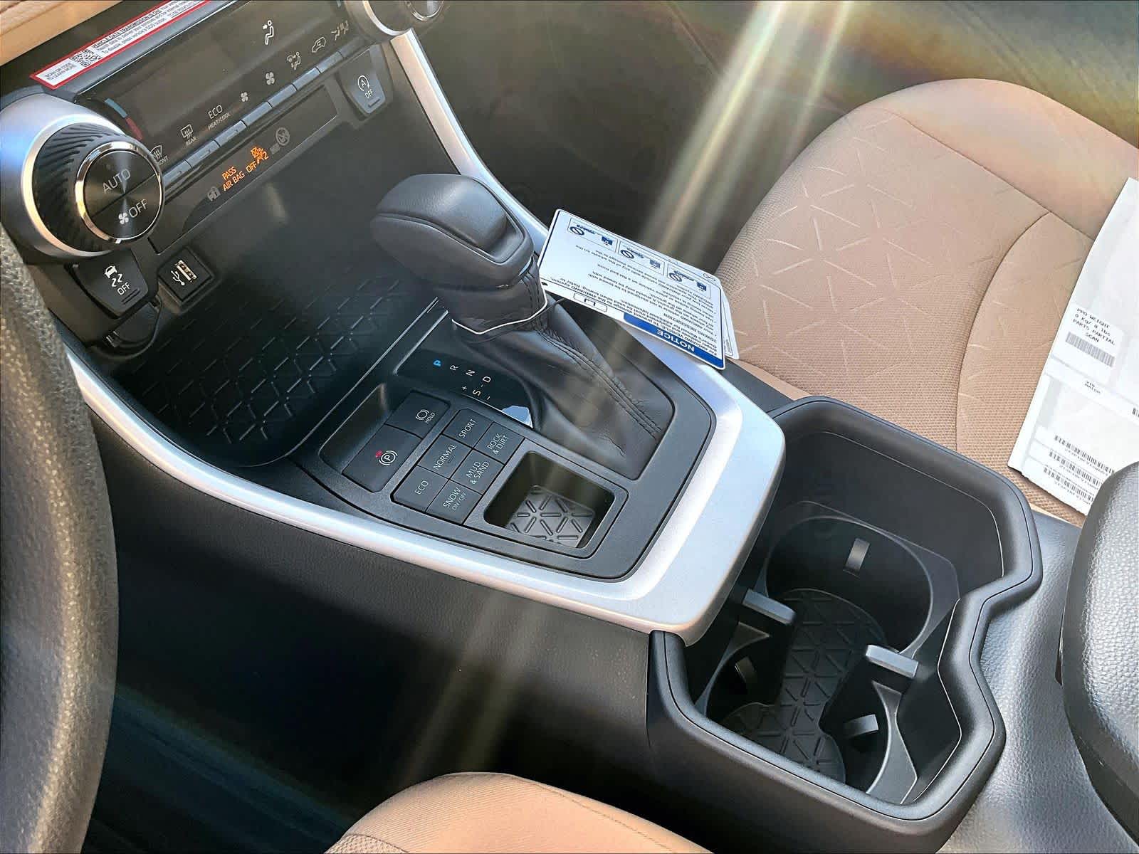 2025 Toyota RAV4 XLE - Photo 14