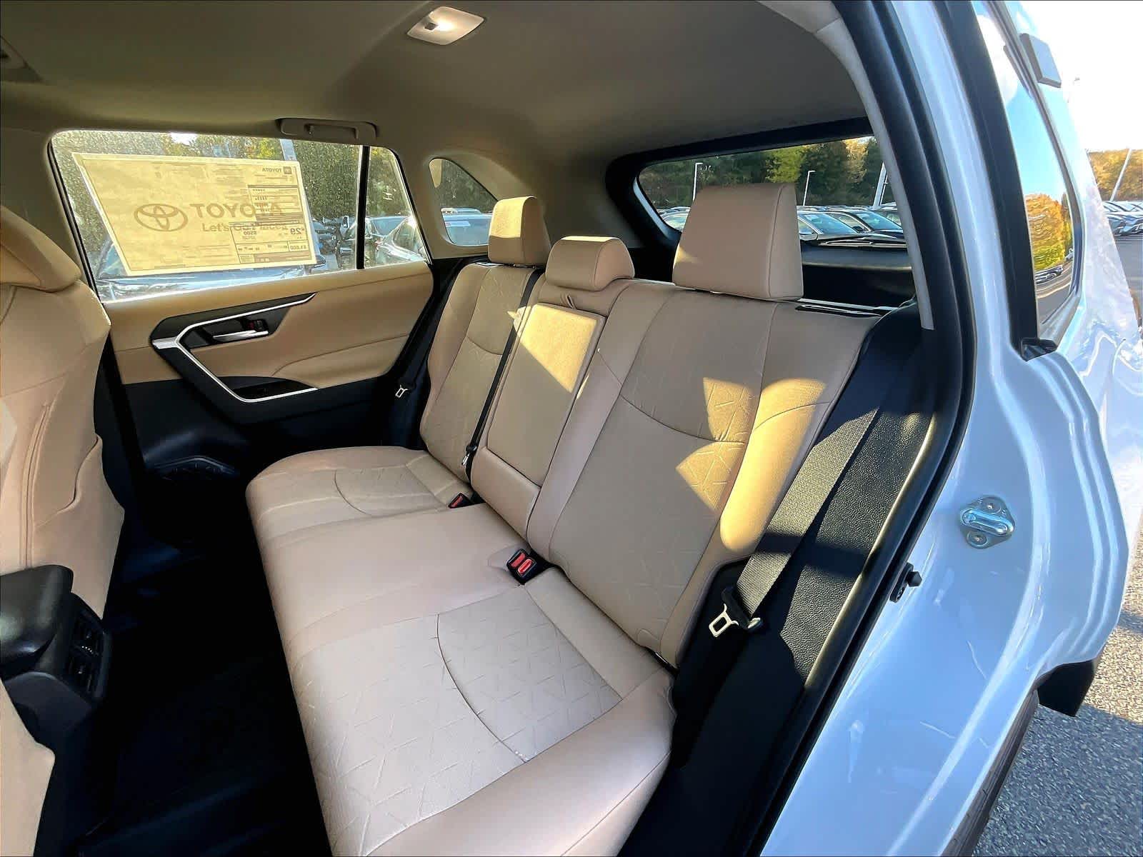 2025 Toyota RAV4 XLE - Photo 15