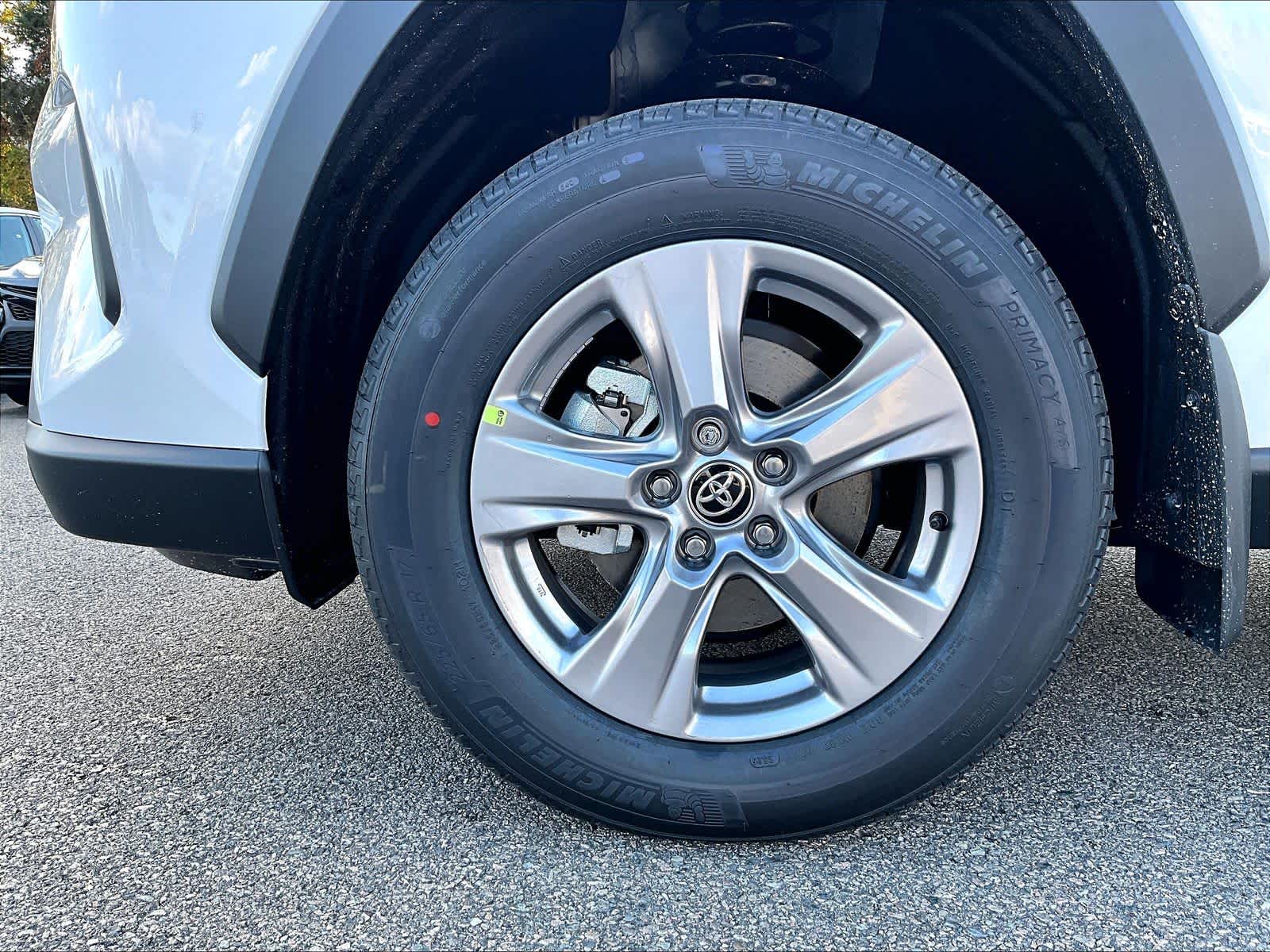 2025 Toyota RAV4 XLE - Photo 8