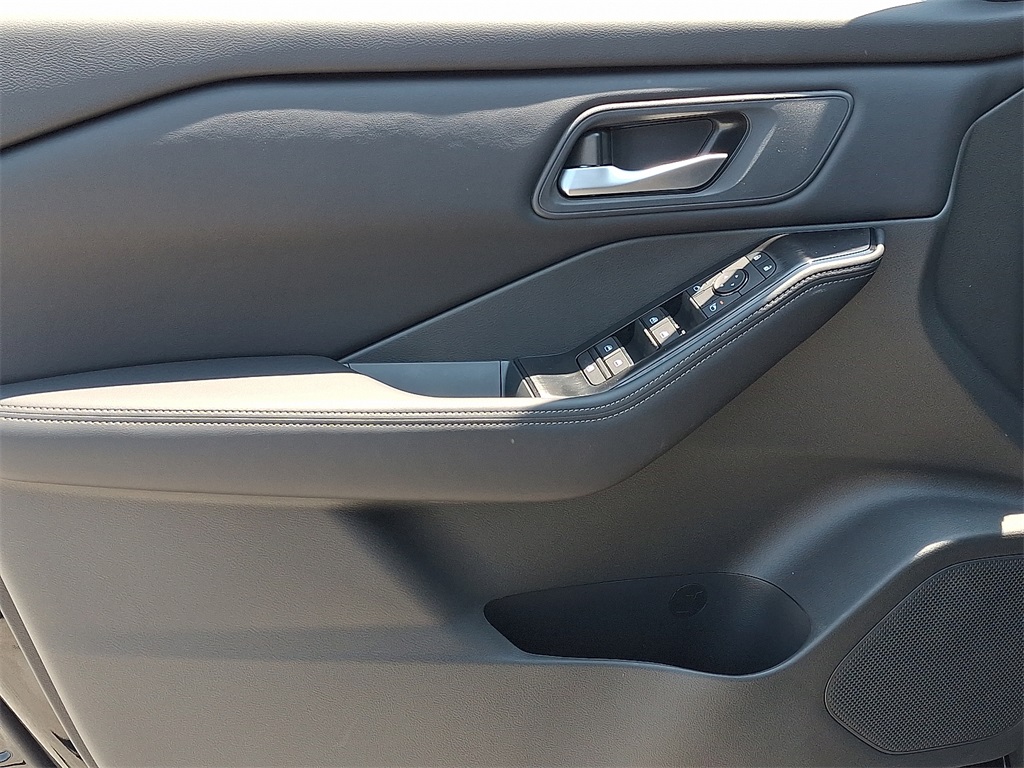 2025 Nissan Rogue SV - Photo 8