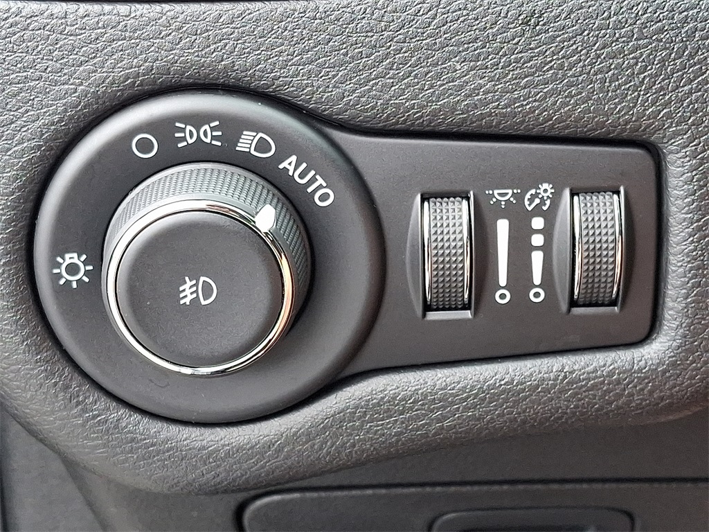 2020 Jeep Cherokee Altitude - Photo 25