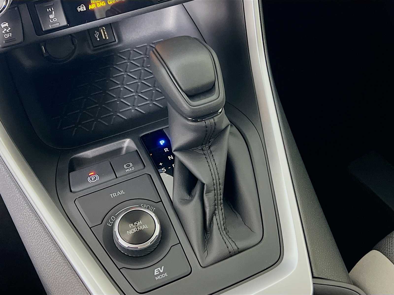 2025 Toyota RAV4 Hybrid XLE - Photo 11