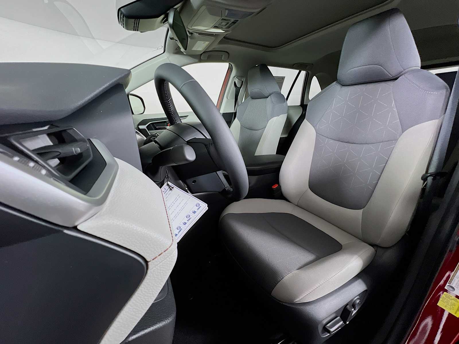 2025 Toyota RAV4 Hybrid XLE - Photo 12