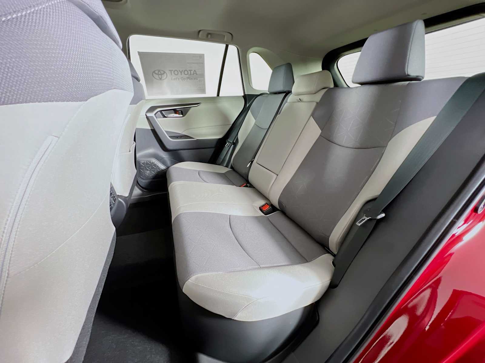 2025 Toyota RAV4 Hybrid XLE - Photo 13
