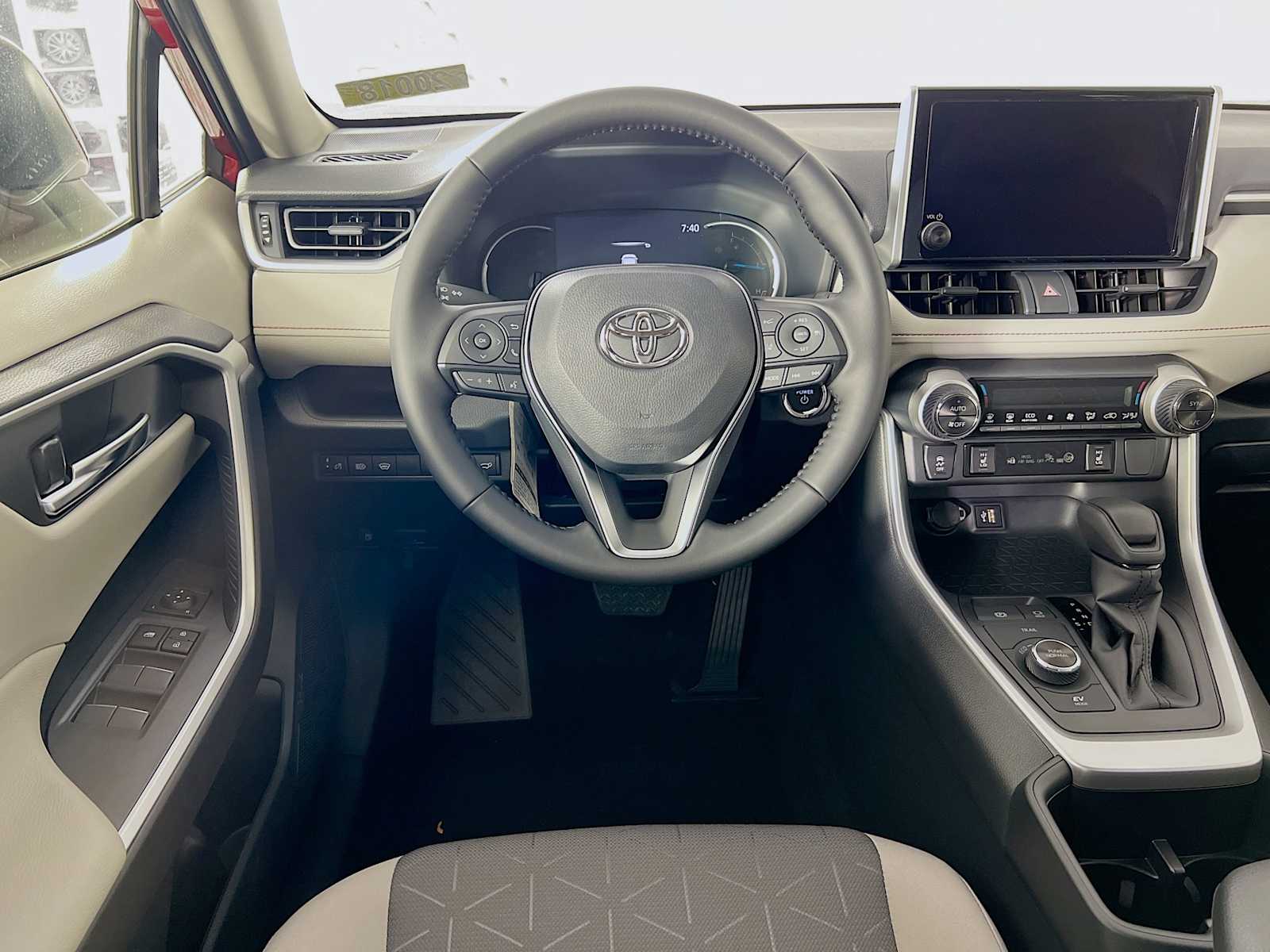 2025 Toyota RAV4 Hybrid XLE - Photo 15