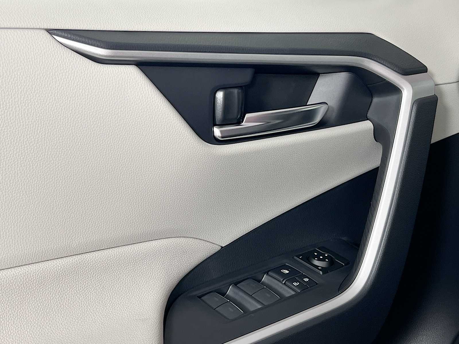 2025 Toyota RAV4 Hybrid XLE - Photo 16