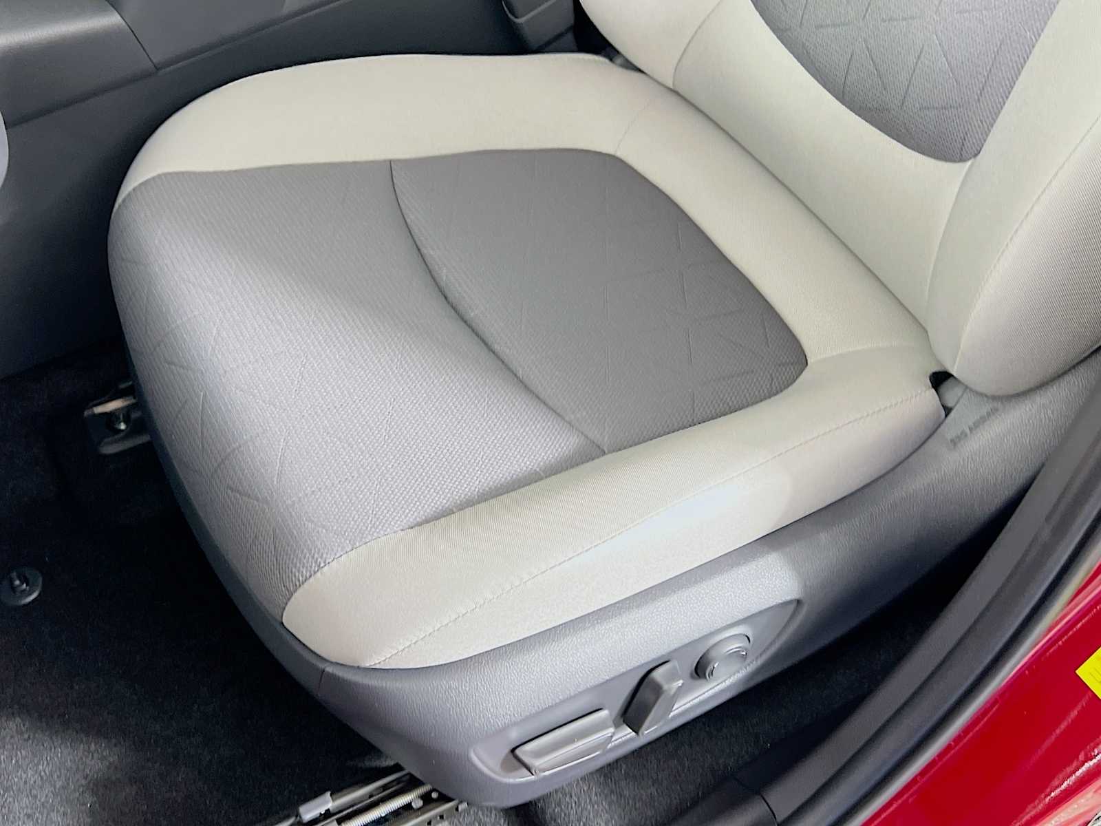 2025 Toyota RAV4 Hybrid XLE - Photo 17