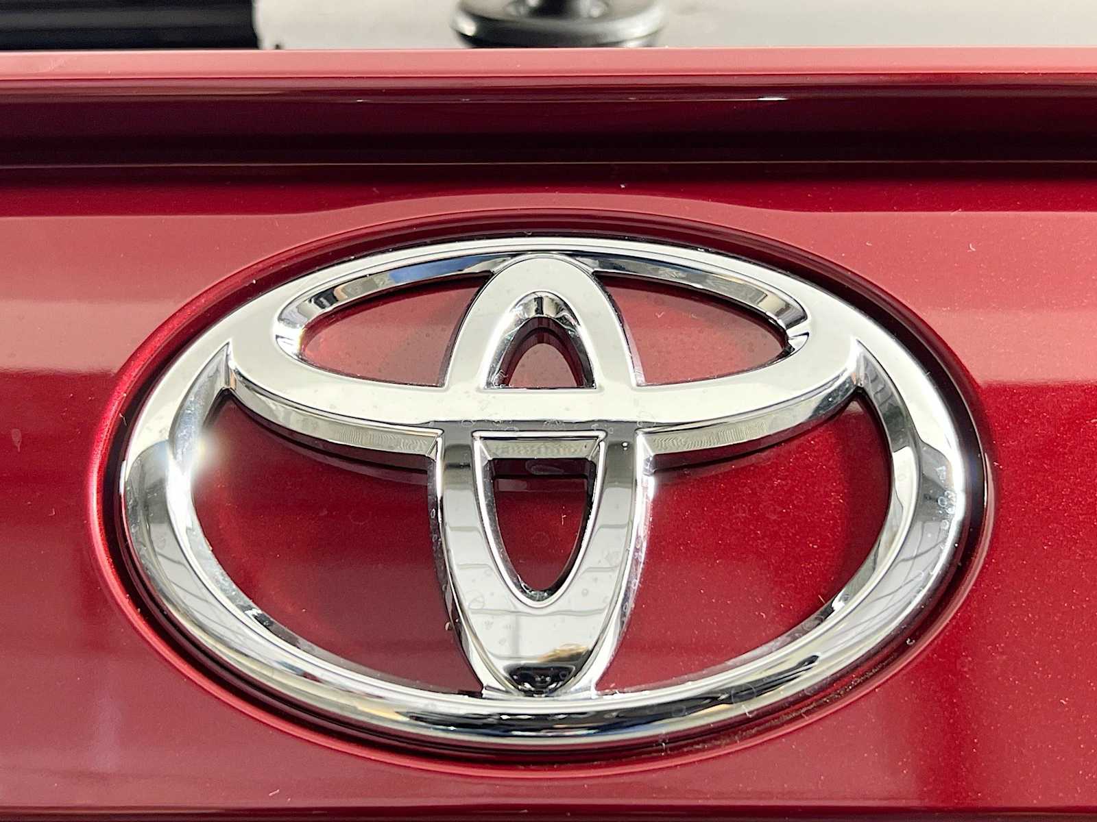 2025 Toyota RAV4 Hybrid XLE - Photo 18