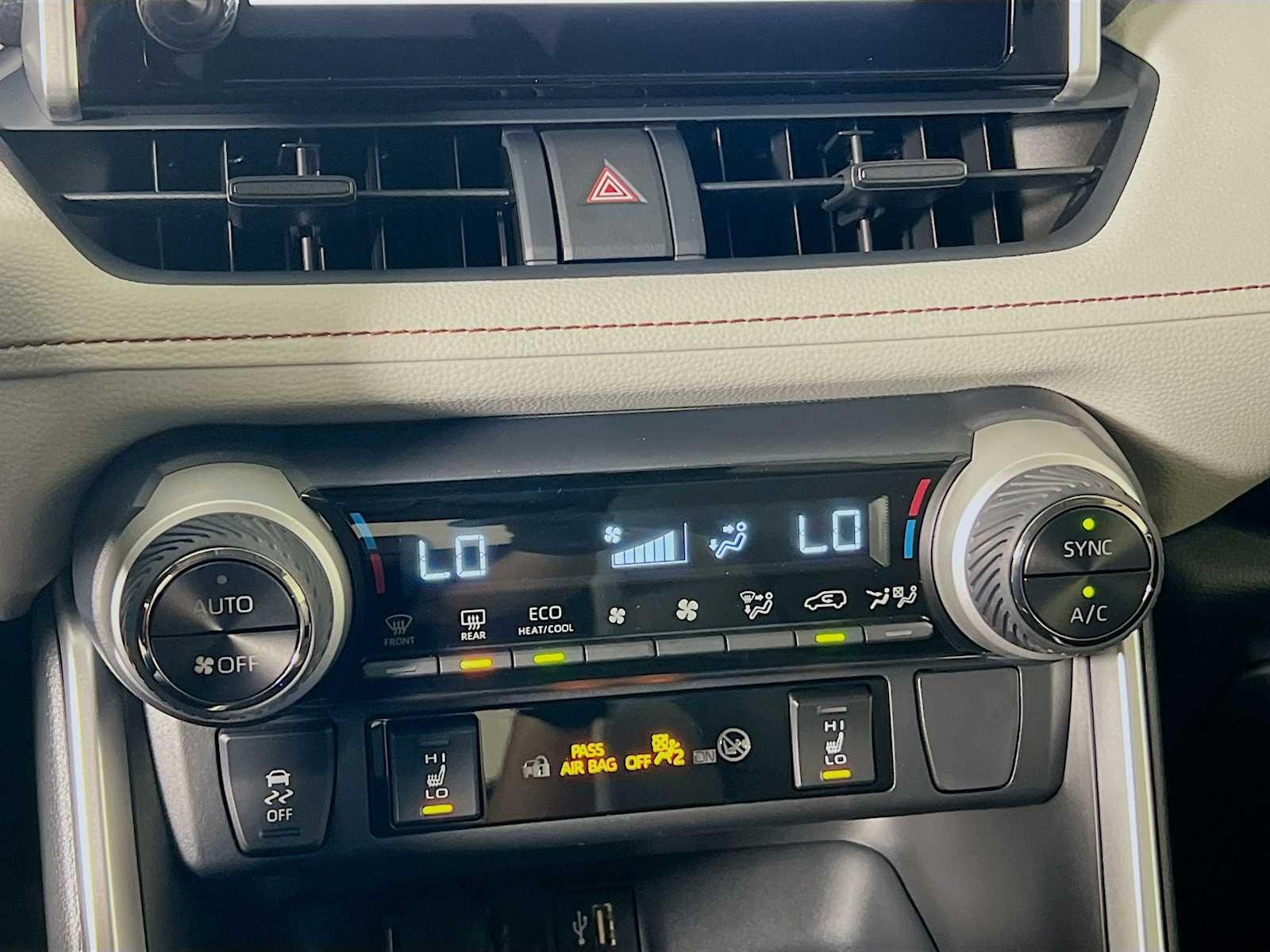 2025 Toyota RAV4 Hybrid XLE - Photo 10