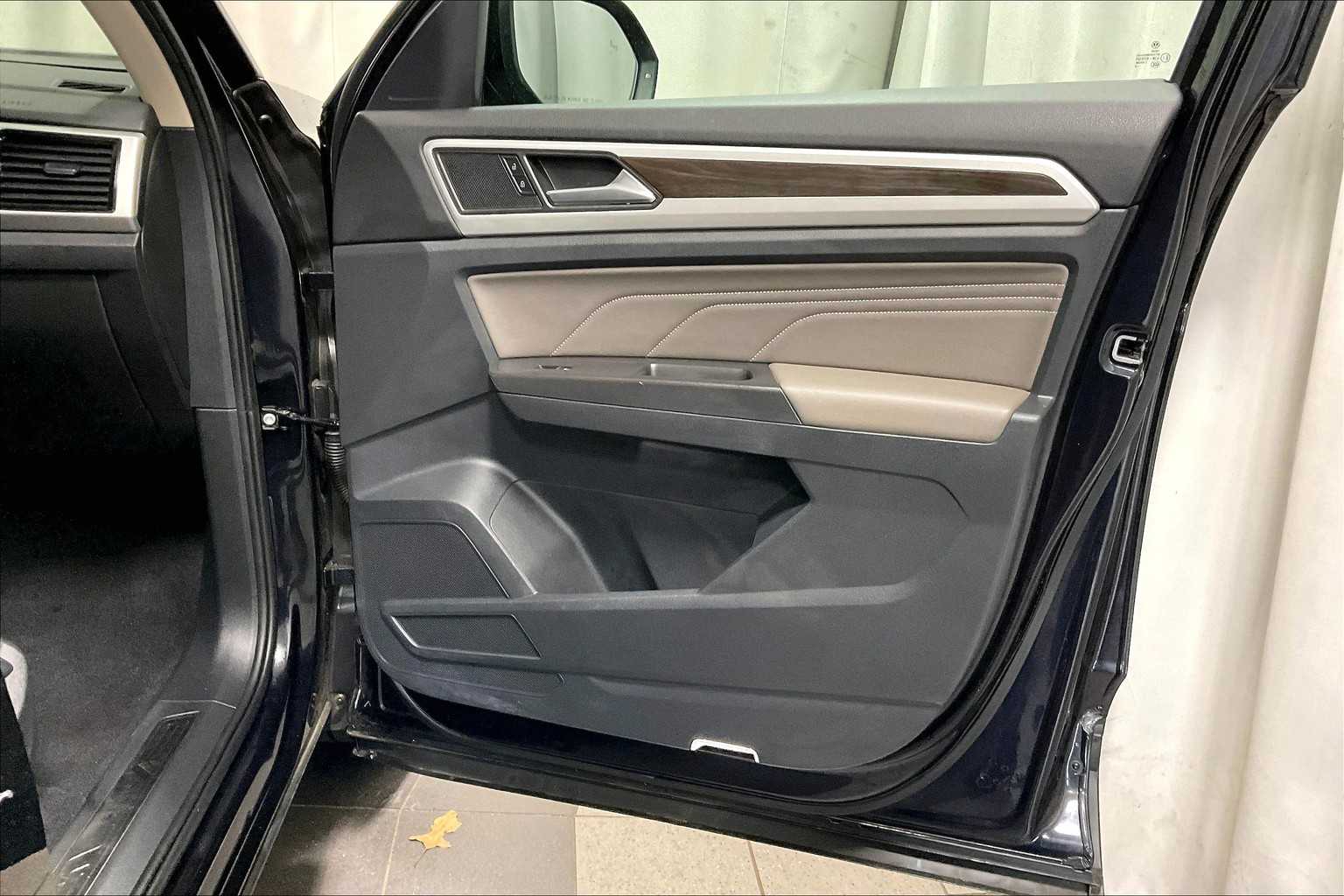 2022 Volkswagen Atlas 3.6L V6 SE w/Technology - Photo 11