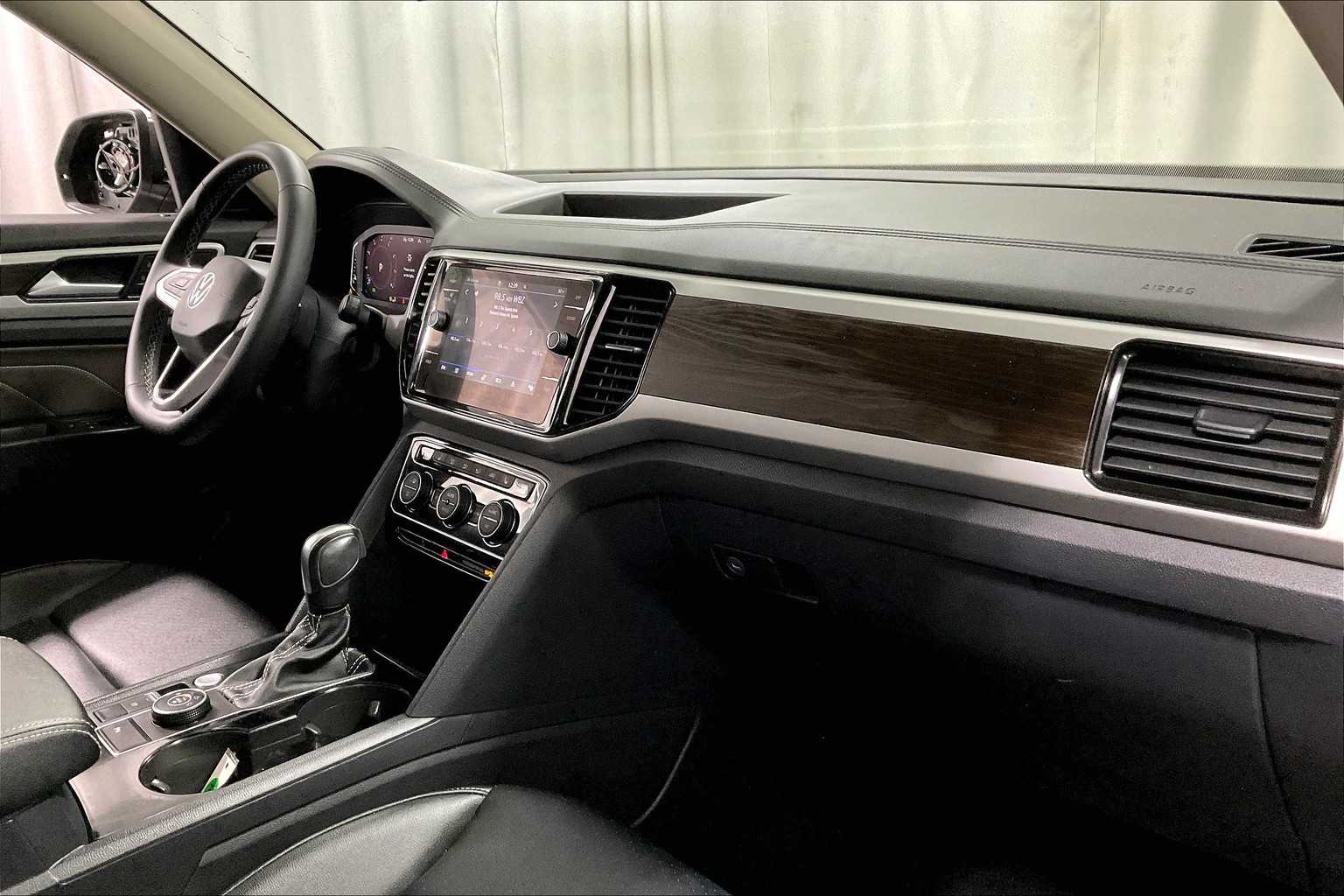 2022 Volkswagen Atlas 3.6L V6 SE w/Technology - Photo 13