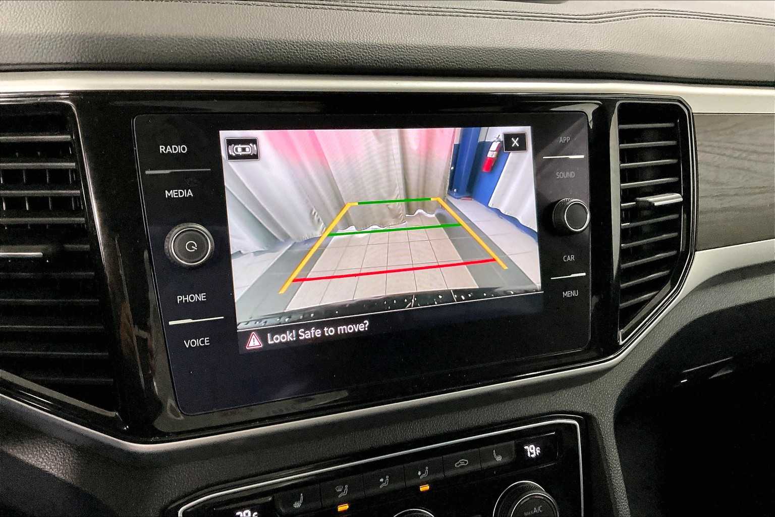 2022 Volkswagen Atlas 3.6L V6 SE w/Technology - Photo 19