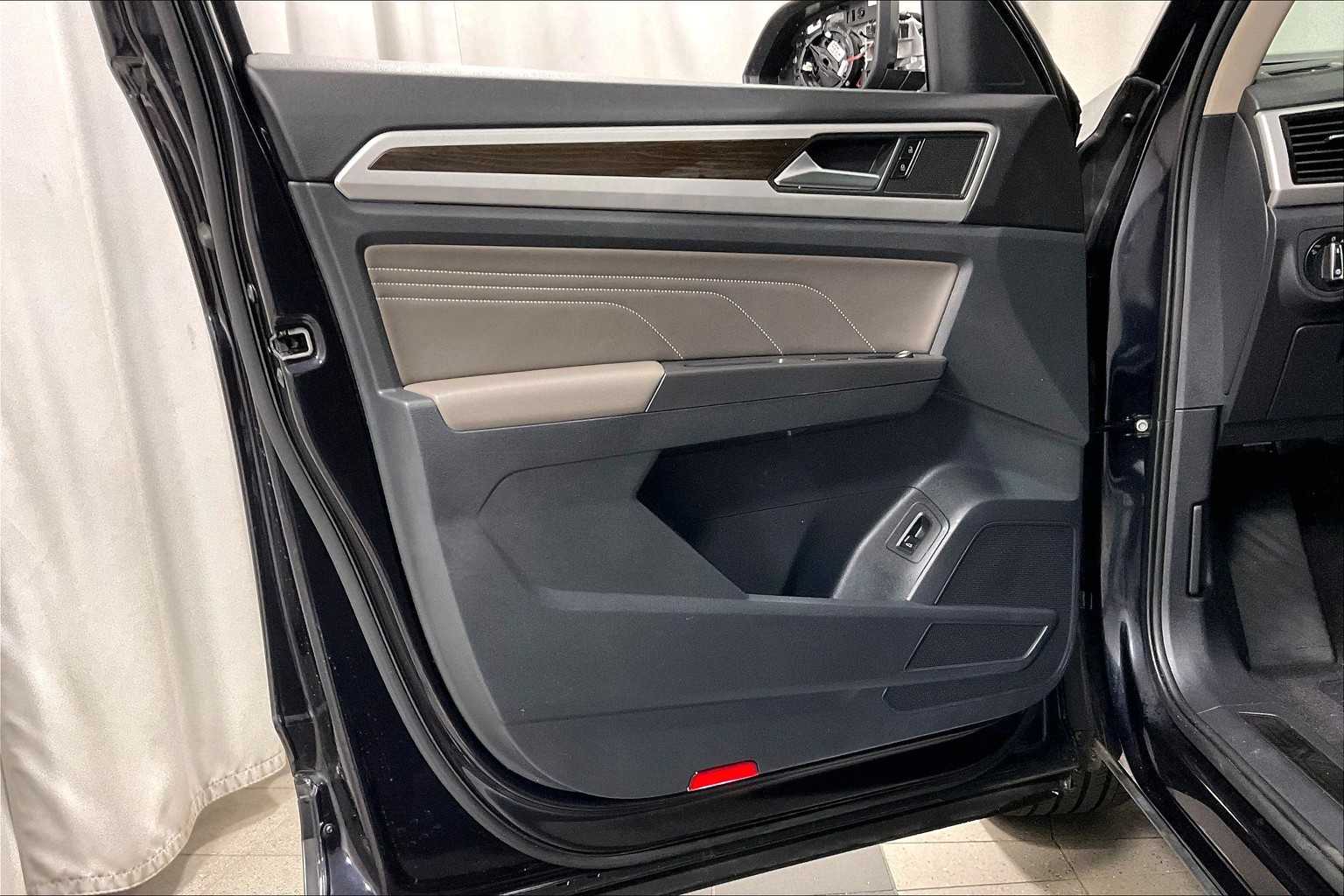 2022 Volkswagen Atlas 3.6L V6 SE w/Technology - Photo 8