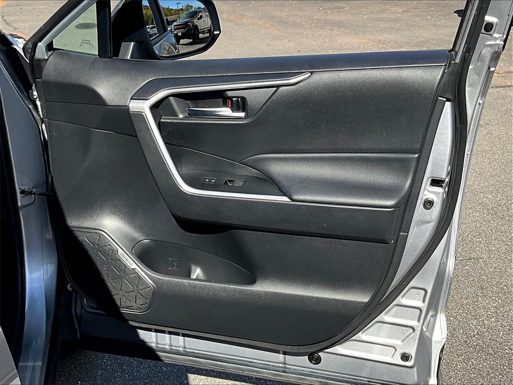 2021 Toyota RAV4 XLE - Photo 12