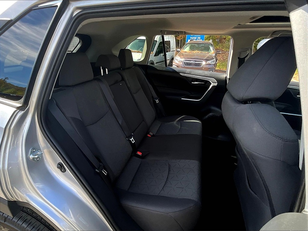 2021 Toyota RAV4 XLE - Photo 16