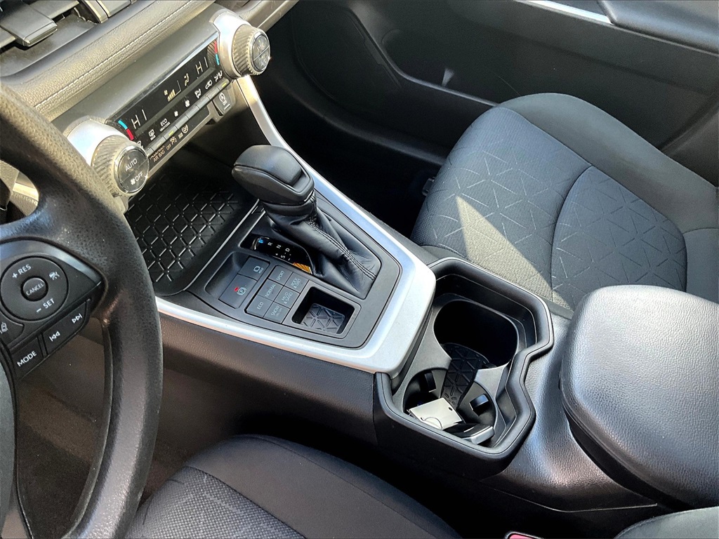 2021 Toyota RAV4 XLE - Photo 20