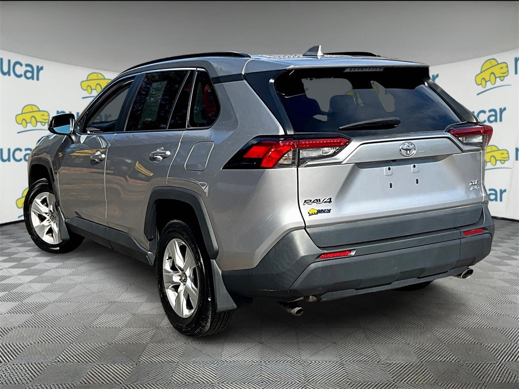 2021 Toyota RAV4 XLE - Photo 4