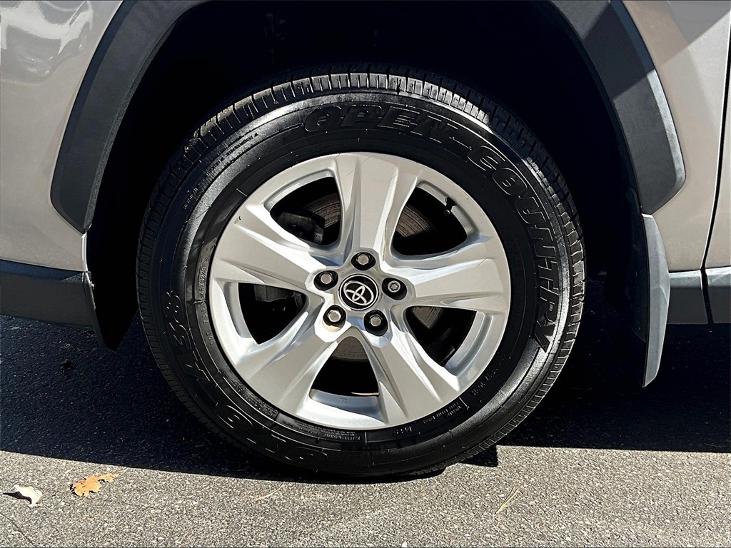 2021 Toyota RAV4 XLE - Photo 7