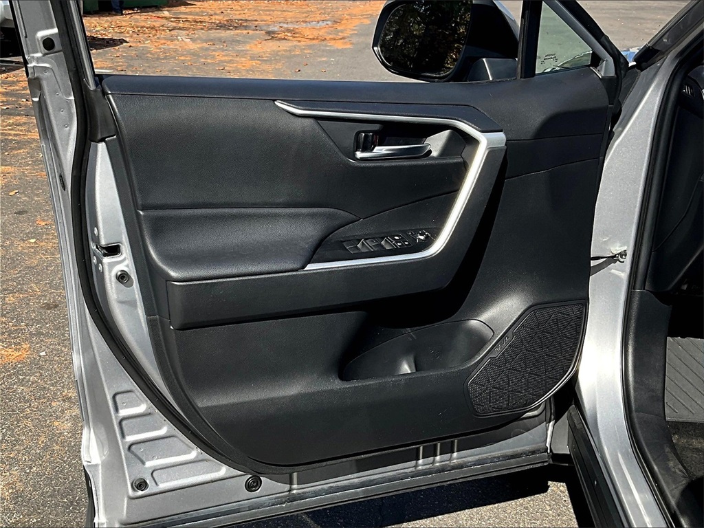 2021 Toyota RAV4 XLE - Photo 9