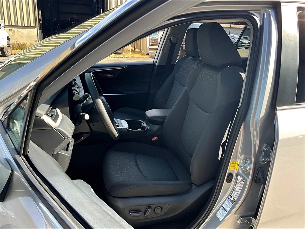 2021 Toyota RAV4 XLE - Photo 10